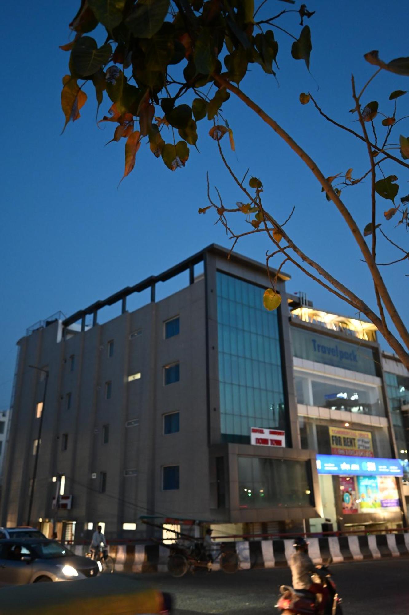 Hotel Down Town Paschim Vihar デリー エクステリア 写真