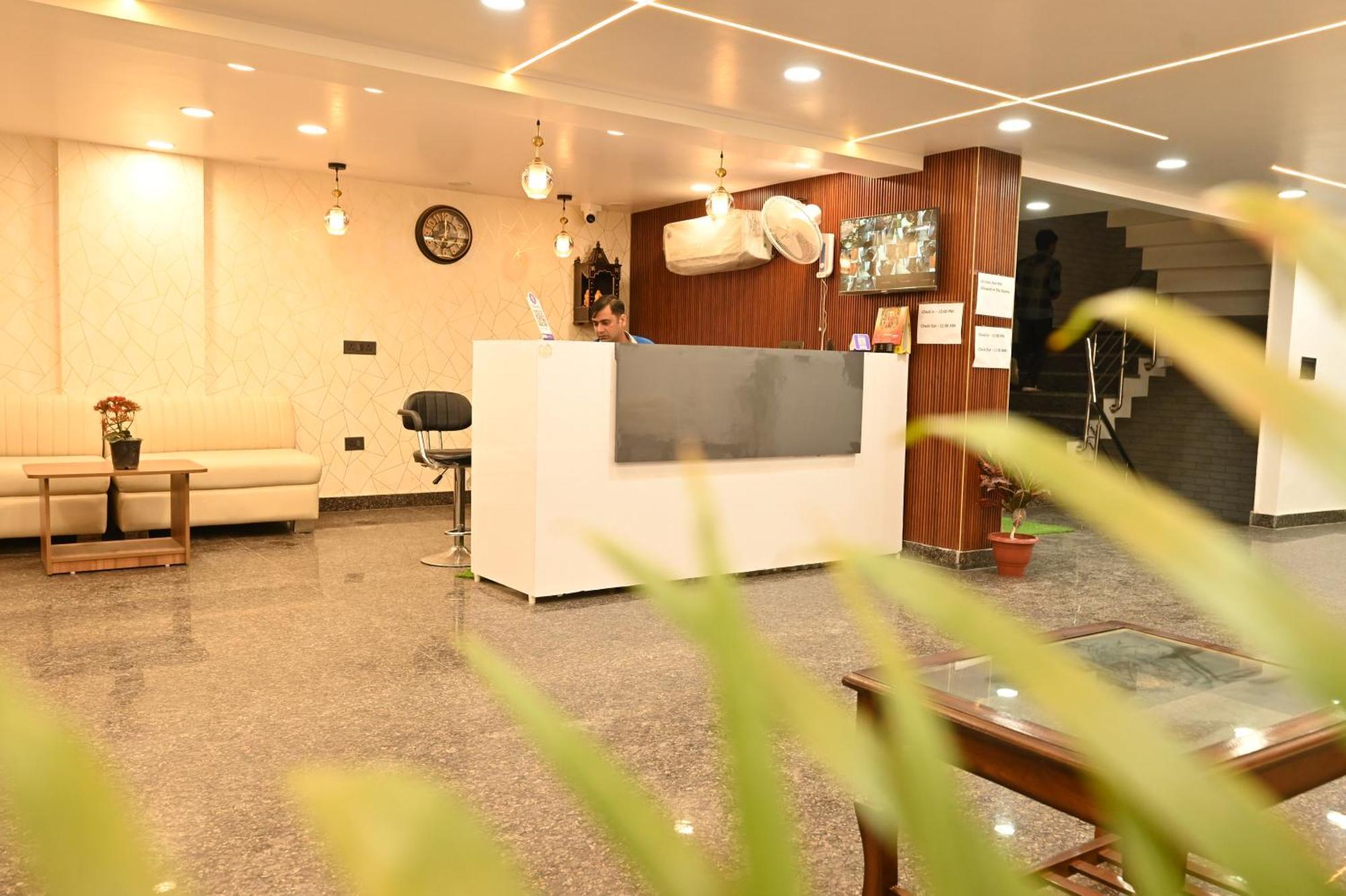 Hotel Down Town Paschim Vihar デリー エクステリア 写真