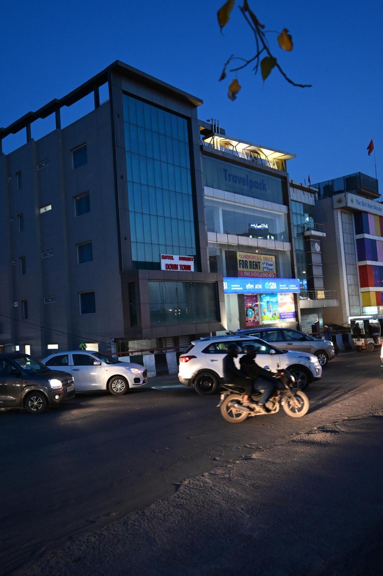 Hotel Down Town Paschim Vihar デリー エクステリア 写真
