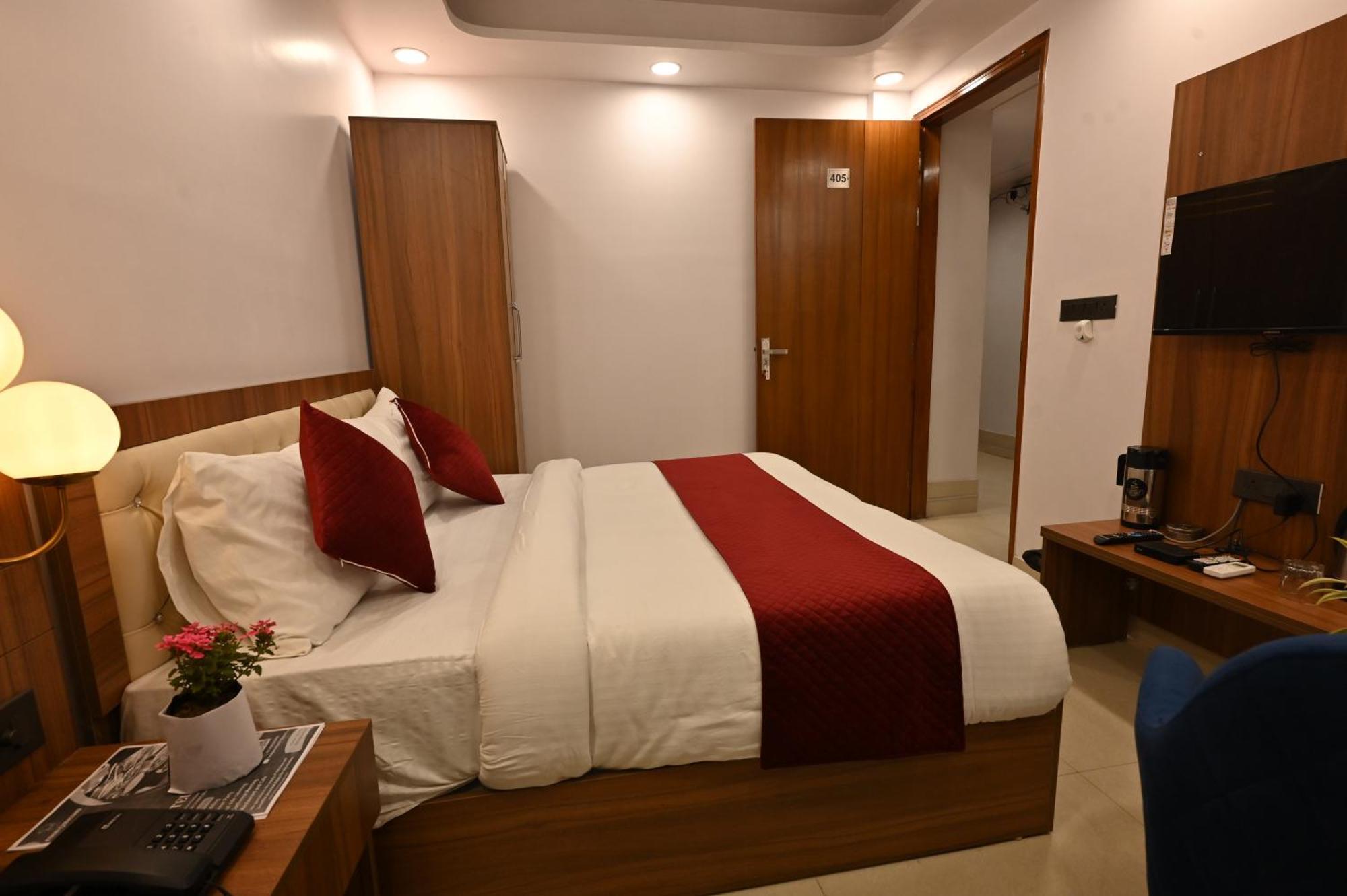 Hotel Down Town Paschim Vihar デリー エクステリア 写真