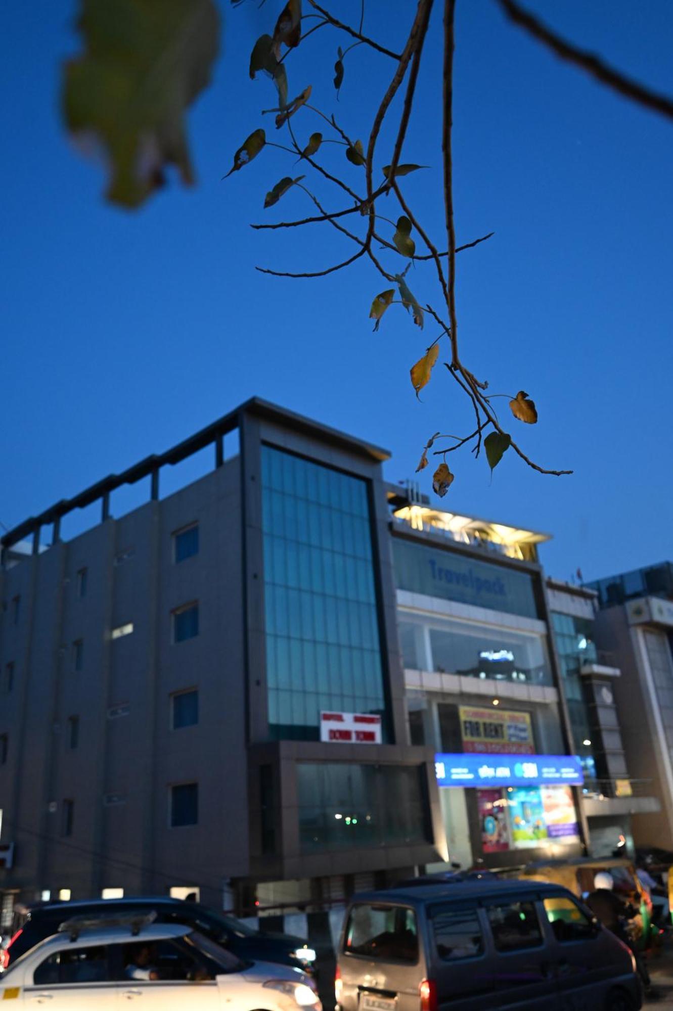 Hotel Down Town Paschim Vihar デリー エクステリア 写真