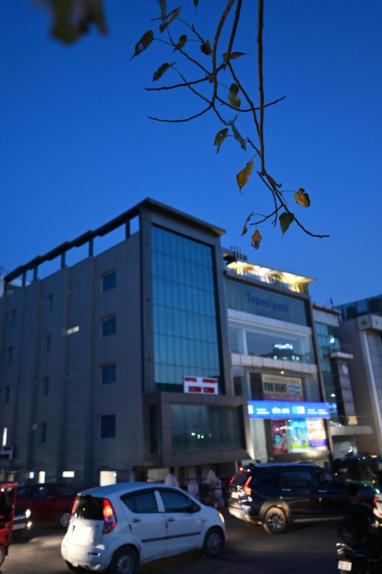 Hotel Down Town Paschim Vihar デリー エクステリア 写真
