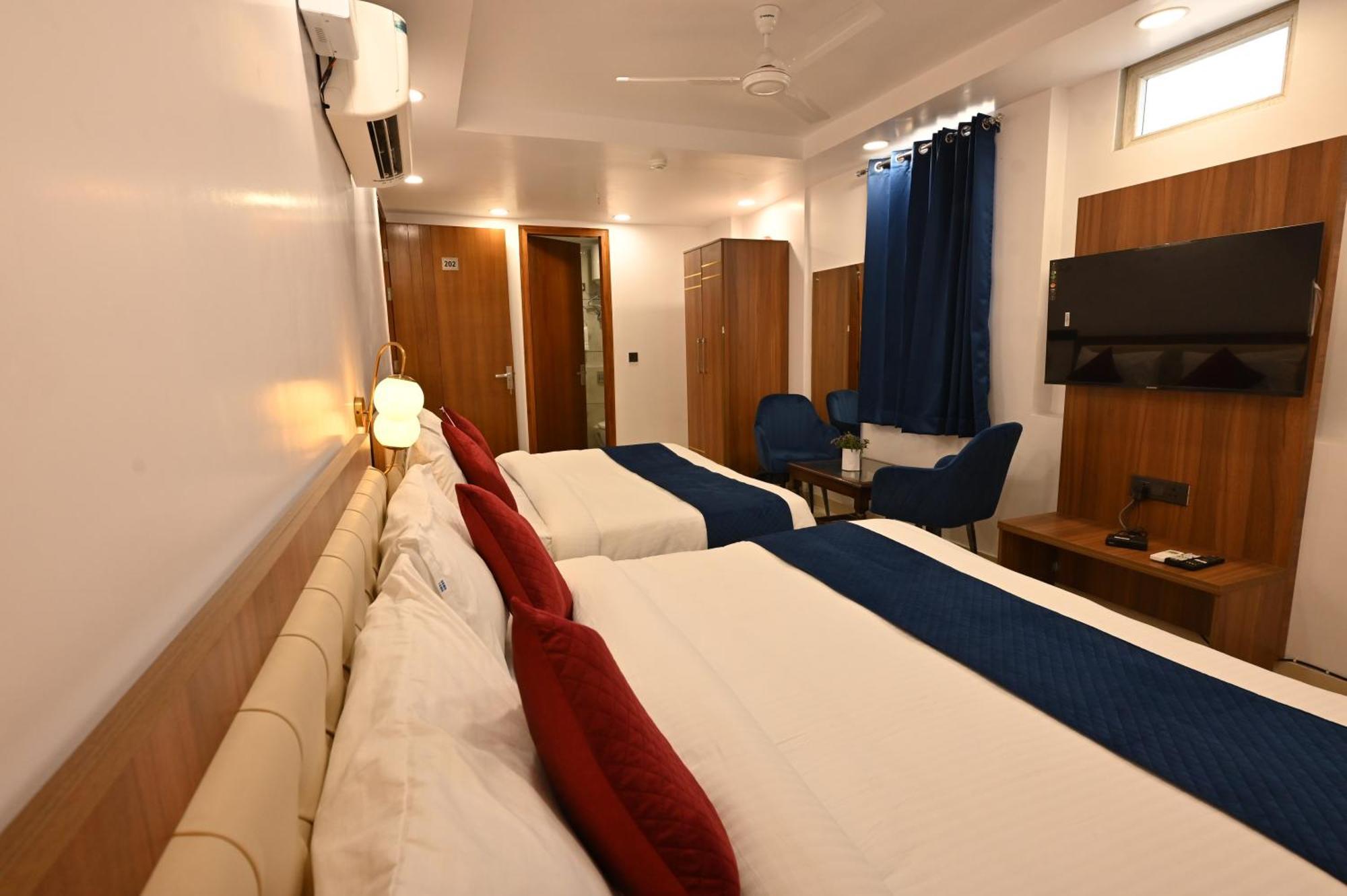 Hotel Down Town Paschim Vihar デリー エクステリア 写真