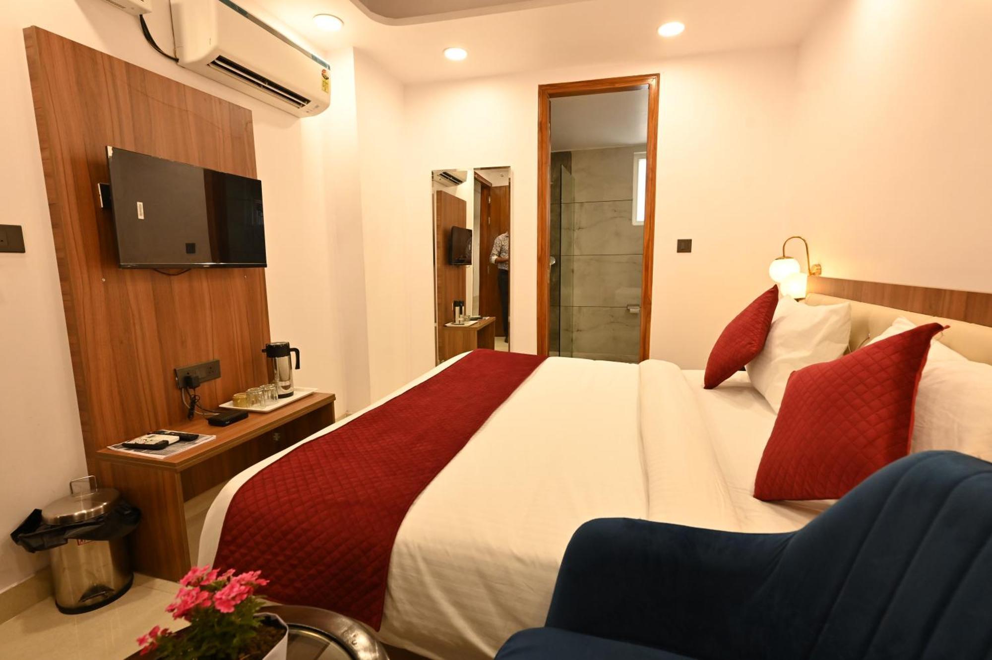 Hotel Down Town Paschim Vihar デリー エクステリア 写真