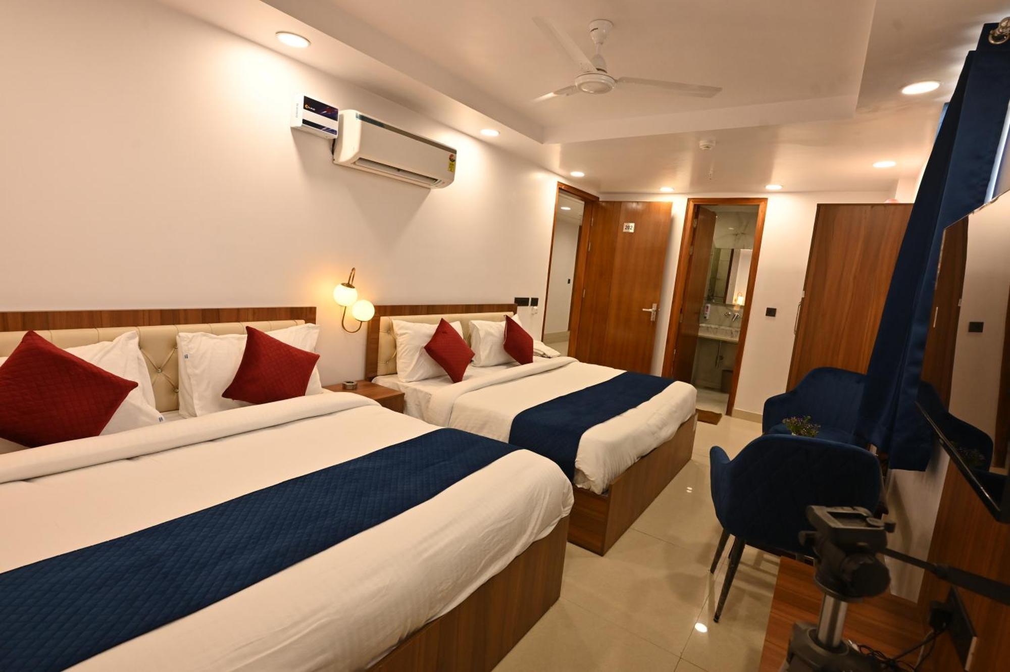 Hotel Down Town Paschim Vihar デリー エクステリア 写真