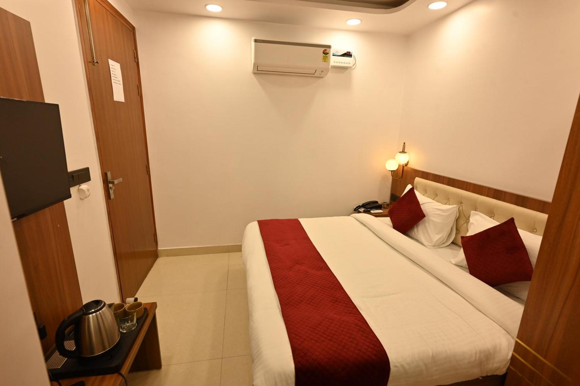 Hotel Down Town Paschim Vihar デリー エクステリア 写真