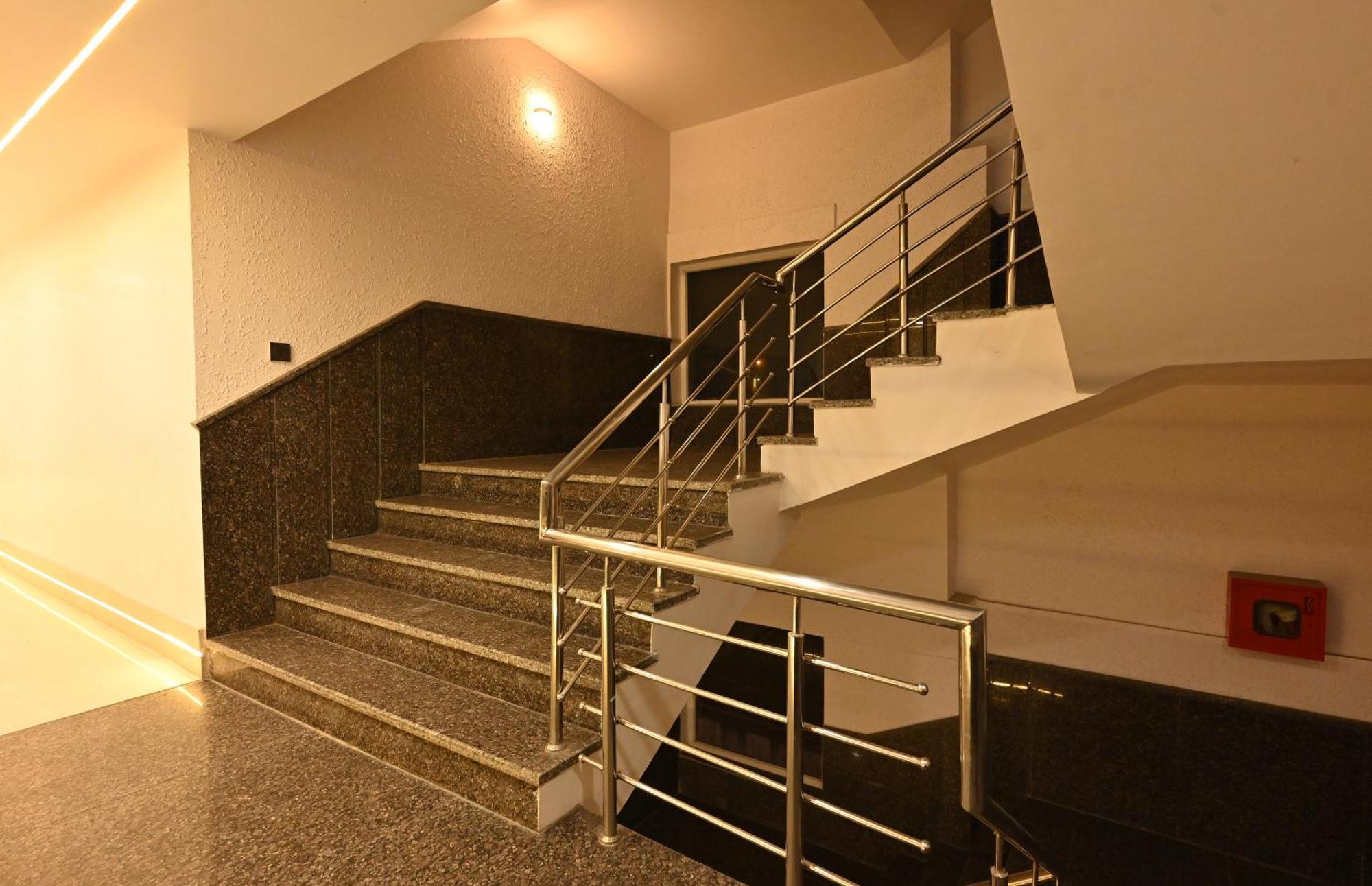 Hotel Down Town Paschim Vihar デリー エクステリア 写真