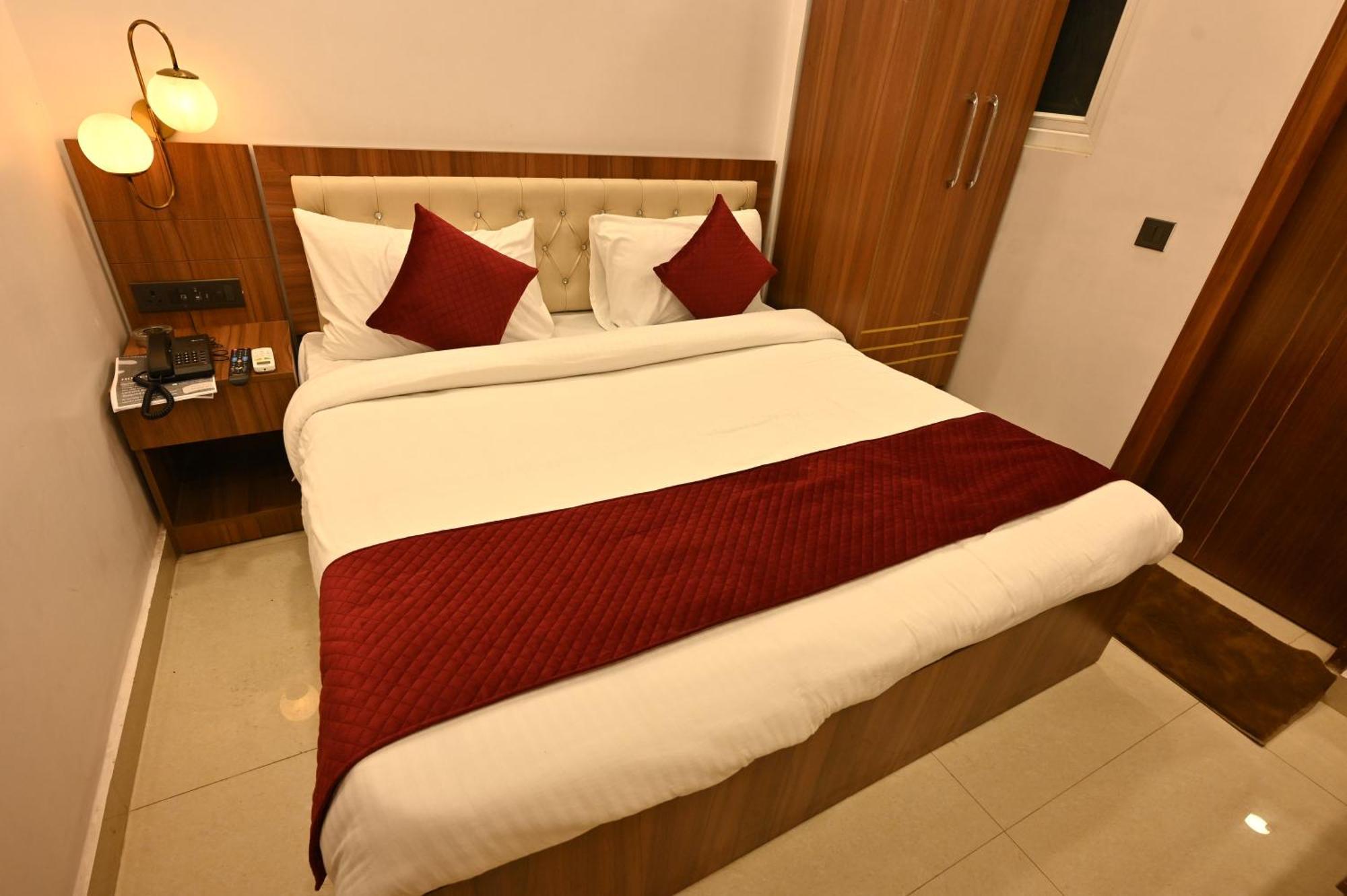 Hotel Down Town Paschim Vihar デリー エクステリア 写真