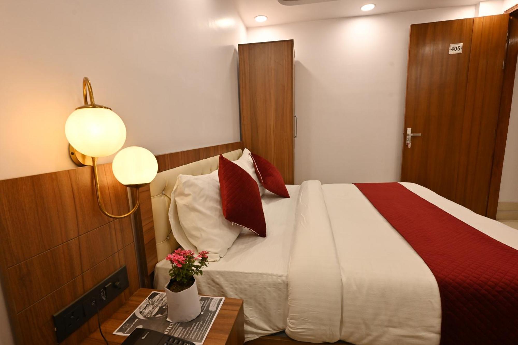 Hotel Down Town Paschim Vihar デリー エクステリア 写真