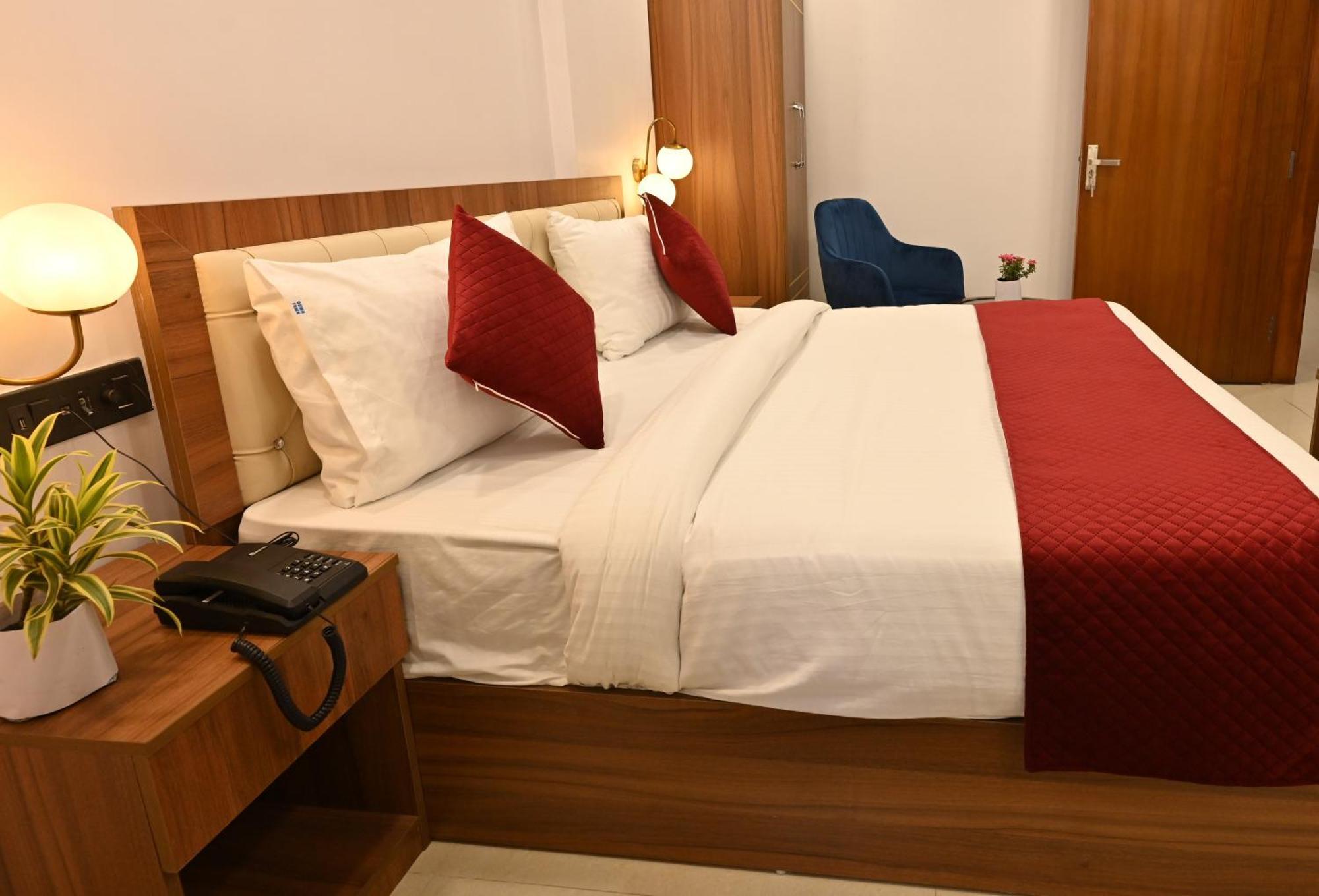 Hotel Down Town Paschim Vihar デリー エクステリア 写真